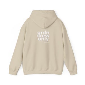 Puede incluir: Una sudadera con capucha beige con un gráfico blanco en la espalda que dice "grdn crew only".