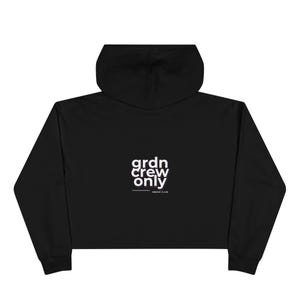 Puede incluir: Sudadera con capucha corta negra con capucha y mangas largas. El texto "grdn crew only" está impreso en blanco en la parte posterior. Debajo del texto está la frase "smoke club".
