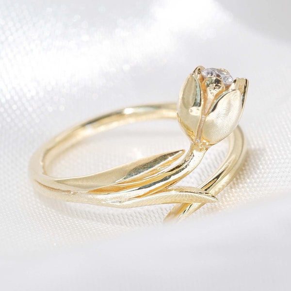 Tulip Flower Anniversary Ring, Solid Gold with Moissanite, Dainty Tulip Ring, Adjustable Ring, Tulip For Her, Unique Tulip Ring