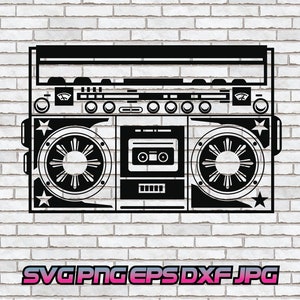 Puede incluir: Ilustración en blanco y negro de una radiocassette vintage con reproductor de casetes y altavoces. La radiocassette tiene un diseño de estrella a cada lado.