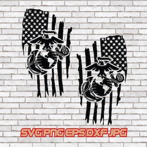 以下が含まれることがあります： アメリカ海兵隊の2つのエンブレムの白黒グラフィック。背景は使い古されたアメリカ国旗。エンブレムはワシ、地球、錨が特徴です。「SVGPNGEPSDXFJPG」のテキストは赤色です。