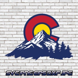 Puede incluir: Diseño gráfico con el emblema de la bandera del estado de Colorado, con una 'C' roja, un sol amarillo y una silueta de cordillera. El diseño incluye un bosque y el texto 'SVG PNG EPS DXF JPG'.