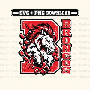 Puede incluir: Un gráfico digital que presenta una letra B roja con textura desgastada, que contiene una ilustración de un caballo blanco y negro irrumpiendo por el centro. El texto SVG + PNG DOWNLOAD aparece arriba y BRONCOS está escrito verticalmente.