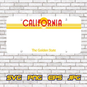Puede incluir: Placa de matrícula blanca con la palabra "CALIFORNIA" en rojo, un gráfico de sol amarillo y rayas amarillas. El texto "The Golden State" está debajo. El fondo es una pared de ladrillos blancos.