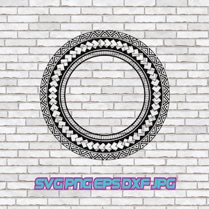 Pode incluir: Um design de moldura circular com padrões geométricos em preto e branco, incluindo triângulos repetidos e formas de chevron. O gráfico inclui o texto SVG PNG EPS DXF JPG em uma fonte azul claro na parte inferior da imagem.