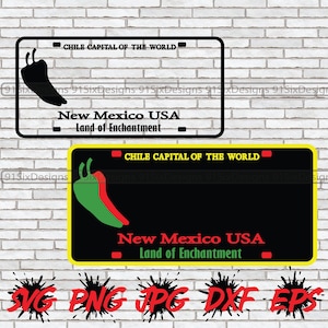 Puede incluir: Un cartel negro y amarillo con texto blanco que dice "Capital del chile del mundo" y "Nuevo México EE. UU. Tierra de encantamiento". Un chile rojo y verde está representado en el cartel. El cartel está sobre un fondo de ladrillo blanco. Las palabras "SVG PNG JPG DXF EPS" están escritas en rojo sobre un fondo de salpicadura negro.