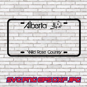 Puede incluir: Marco de matrícula negro con la palabra "Alberta" en una fuente estilizada, un emblema floral y el texto "Wild Rose Country". El marco está delineado en negro sobre un fondo de pared de ladrillos blancos.