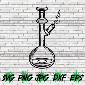 Pode incluir: Um desenho a preto e branco de um bong com uma pluma de fumo a sair do topo. O bong está sobre um fundo de tijolos brancos com as palavras "SVG PNG JPG DXF EPS" em salpicos de tinta verde na parte inferior.