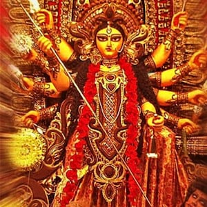 Op de afbeelding: Een sierlijke afbeelding van Durga Saptashati, een hindoeïstische godin, met meerdere armen die wapens vasthouden. De afbeelding heeft een gouden kleurenpalet met rode accenten, een leeuw en tekst bovenaan.