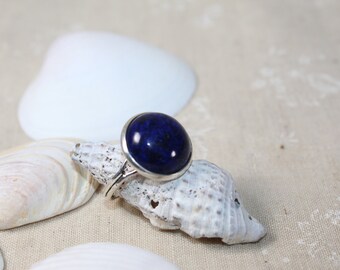 Lapis lazuli ring, classic ring with blue natural stone | Adjustable ring with a lapis lazuli, classic jewel with gemstone.