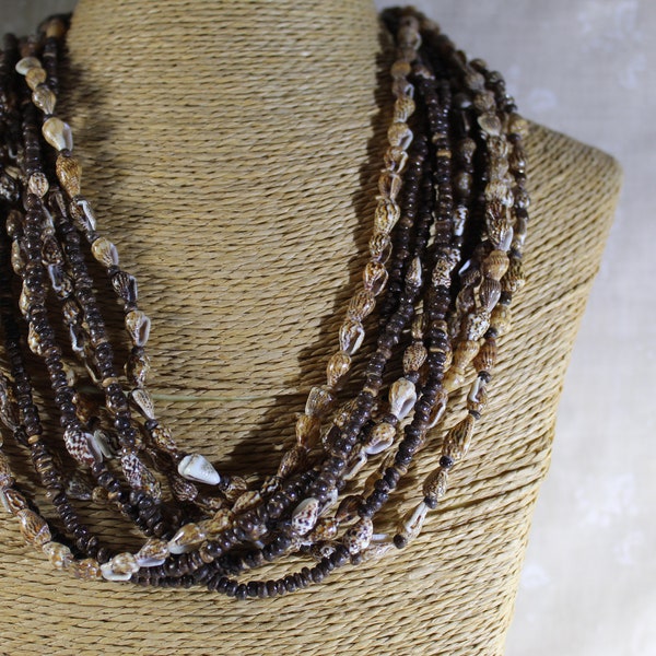 Natuur halsketting met kleine schelpen en houten kralen , vintage strand halsketting | Sieraad met schelpjes en houten kraaltjes, ketting .