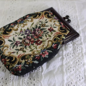 Portefeuille Petit Point, portefeuille tapis fleuri vintage français des années 70 | Trousse à maquillage gobelin Brocante, déco Boudoir.