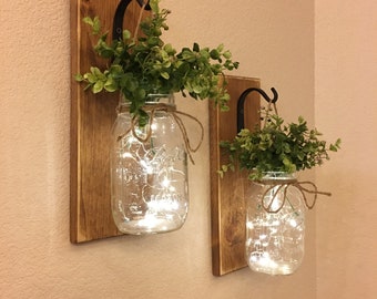 Conjunto de Sconces de pared de tarro de albañil de dos cuartos, tarros de albañil colgantes, tarro de albañil. Escoba rústica de la pared. Linterna Mason Jar. Decoración de la pared de la granja.