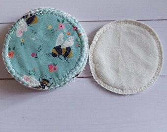 Washable and reusable make-up remover pads in 100% GOTS certified organic cotton. Print bees