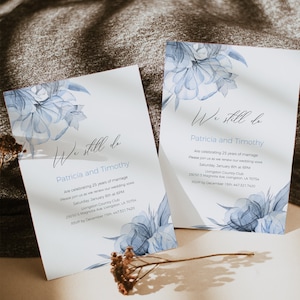 Puede incluir: Dos tarjetas de invitación de boda florales azules y blancas con el texto "We still do" y los nombres "Patricia y Timothy". Las tarjetas anuncian una celebración del 25 aniversario de boda con la fecha, la hora y el lugar del evento. También se incluye información sobre el RSVP.