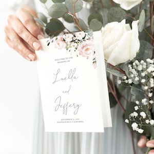 Op de afbeelding: Huwelijksvoltrekkingsprogramma met een bloemmotief met roze en groene bloemen. Het programma vermeldt "Welkom op de bruiloft van Luella en Jeffery" en de datum "25 september 2021" en de locatie "San Francisco, Californië".