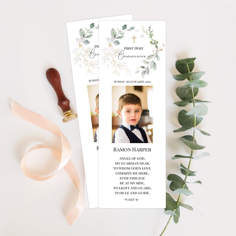 Peut inclure: Une carte blanche avec une illustration aquarelle de feuilles vertes et de fleurs blanches. La carte comporte une croix dor&eacute;e et le texte "Premi&egrave;re Communion" en noir. La carte contient &eacute;galement une photo d'un jeune gar&ccedil;on en costume et cravate. Le texte "Ramon Harper" est sous la photo, suivi d'un po&egrave;me sur un ange gardien.