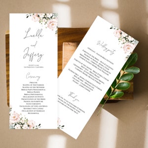 Puede incluir: Programa de ceremonia de boda con dise&ntilde;o floral rosa. El programa incluye el orden de los eventos, el oficiante, los padres de la novia y el novio, la fiesta nupcial y un mensaje de agradecimiento.