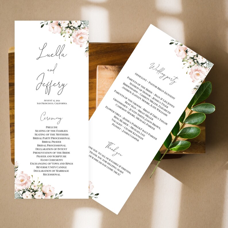 Puede incluir: Programa de ceremonia de boda con dise&ntilde;o floral rosa. El programa incluye el orden de los eventos, el oficiante, los padres de la novia y el novio, la fiesta nupcial y un mensaje de agradecimiento.