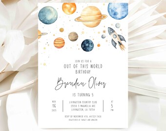 Könnte beinhalten: Eine weiße Einladung mit einer Aquarell-Illustration von Planeten und einer Rakete. Der Text lautet "Feiern Sie mit uns einen aussergewöhnlichen Geburtstag Brendan Oliver wird 5 Jahre alt am 16. November 2025 Livingston Country Club 29250 S Magnolia Ave Livingston, LA 70754 RSVP bis zum 4. November, 447321.7420 Registriert bei Target und Amazon Um 17:00 Uhr"