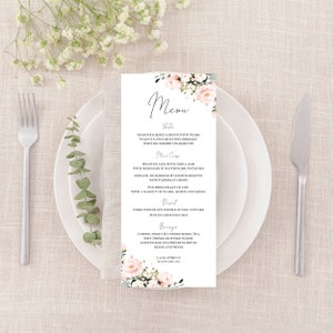 Puede incluir: Un men&uacute; de boda con un dise&ntilde;o floral con flores rosas y blancas. El men&uacute; incluye un entrante, un plato principal, un postre y bebidas. El texto del men&uacute; dice: "Men&uacute;, Entrante, Ensalada de verduras mixtas sazonadas con peras, nueces y picatostes rociados con vinagreta de ar&aacute;ndanos, Plato principal, Pierna de cordero ingl&eacute;s asada con romero y patatas dauphinoise, espinacas, risotto de champi&ntilde;ones y perejil con virutas de parmesano, Filete de bacalao frito con un rag&uacute; de almejas, lim&oacute;n y puerros, Postre, Cupcake de chocolate doble fudge, Pastel de graham de pl&aacute;tano, Bebidas, Caf&eacute;, t&eacute; dulce y sin az&uacute;car, bebidas sin alcohol, agua embotellada, bar de bebidas y cervezas y vinos de la casa premium, Laura & Bruce, 27 de agosto de 2023."