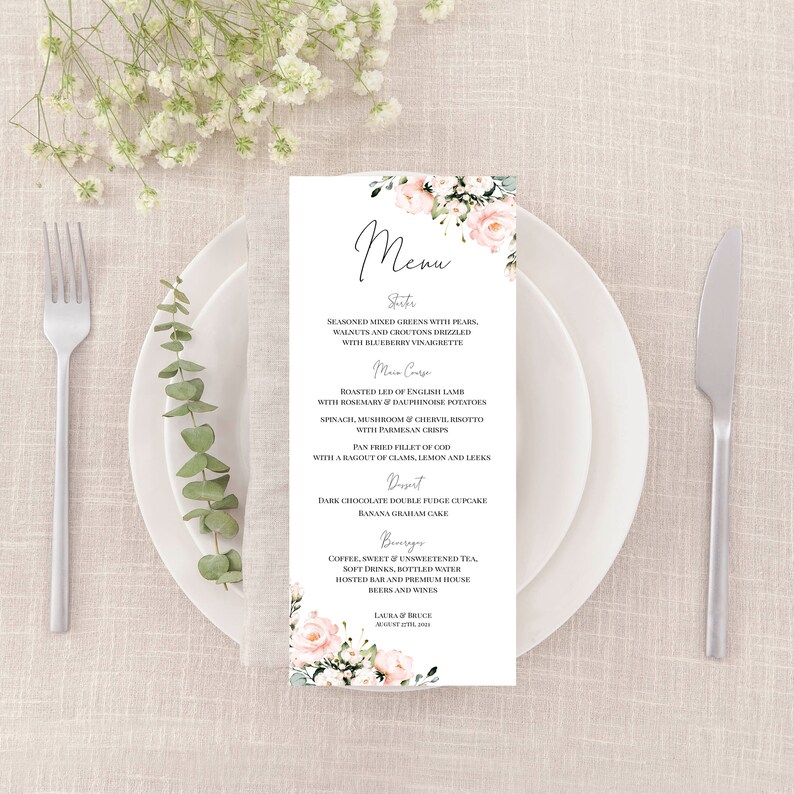 Puede incluir: Un men&uacute; de boda con un dise&ntilde;o floral con flores rosas y blancas. El men&uacute; incluye un entrante, un plato principal, un postre y bebidas. El texto del men&uacute; dice: "Men&uacute;, Entrante, Ensalada de verduras mixtas sazonadas con peras, nueces y picatostes rociados con vinagreta de ar&aacute;ndanos, Plato principal, Pierna de cordero ingl&eacute;s asada con romero y patatas dauphinoise, espinacas, risotto de champi&ntilde;ones y perejil con virutas de parmesano, Filete de bacalao frito con un rag&uacute; de almejas, lim&oacute;n y puerros, Postre, Cupcake de chocolate doble fudge, Pastel de graham de pl&aacute;tano, Bebidas, Caf&eacute;, t&eacute; dulce y sin az&uacute;car, bebidas sin alcohol, agua embotellada, bar de bebidas y cervezas y vinos de la casa premium, Laura & Bruce, 27 de agosto de 2023."