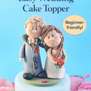 Könnte beinhalten: Hochzeitstortenaufsatz mit einer Braut- und Bräutigamfigur. Der Bräutigam trägt einen grauen Anzug, die Braut ein weißes Kleid. Der Text lautet "Easy Wedding Cake Topper" und "Beginner-friendly!".