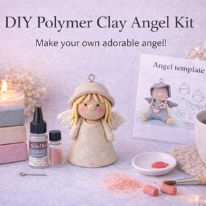 Puede incluir: Un kit de ángel de arcilla polimérica DIY con el texto "Make your own adorable angel!". El kit incluye un ángel de arcilla, bloques de arcilla, pintura y una plantilla. Una taza de té y una vela encendida también están en la imagen.