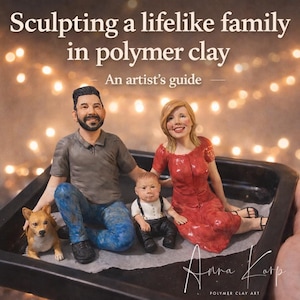 Könnte beinhalten: Eine Polymer-Ton-Skulptur einer Familie, darunter ein Mann, eine Frau, ein Baby und ein Hund, die in einer schwarzen Schale sitzen. Der Mann trägt ein graues Hemd und blaue Jeans, die Frau ein rotes Kleid. Der Text lautet "Sculpting a lifelike family in polymer clay".