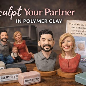 Könnte beinhalten: Das Bild zeigt ein Polymer-Ton-Bildhauerset mit dem Text "Sculpt Your Partner". Es enthält Büsten eines Paares, ein Familienfoto, Tonblöcke und Anweisungen. Das Set dient zur Erstellung personalisierter Skulpturen.