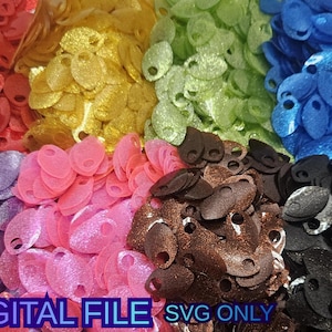 Puede incluir: Un colorido surtido de lentejuelas brillantes en forma de pétalo en varios colores, incluyendo rojo, dorado, verde, azul, morado, rosa, marrón y negro. El texto "DIGITAL FILE SVG ONLY" está en la parte inferior.
