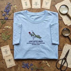 Besticktes T-Shirt, Liebesbisse zurück T-Shirt, Vintage Gottesanbeterin Shirt, Retro Insekt Feldführer, lustiges Käfer Liebhaber Geschenk, Natur Enthusiast