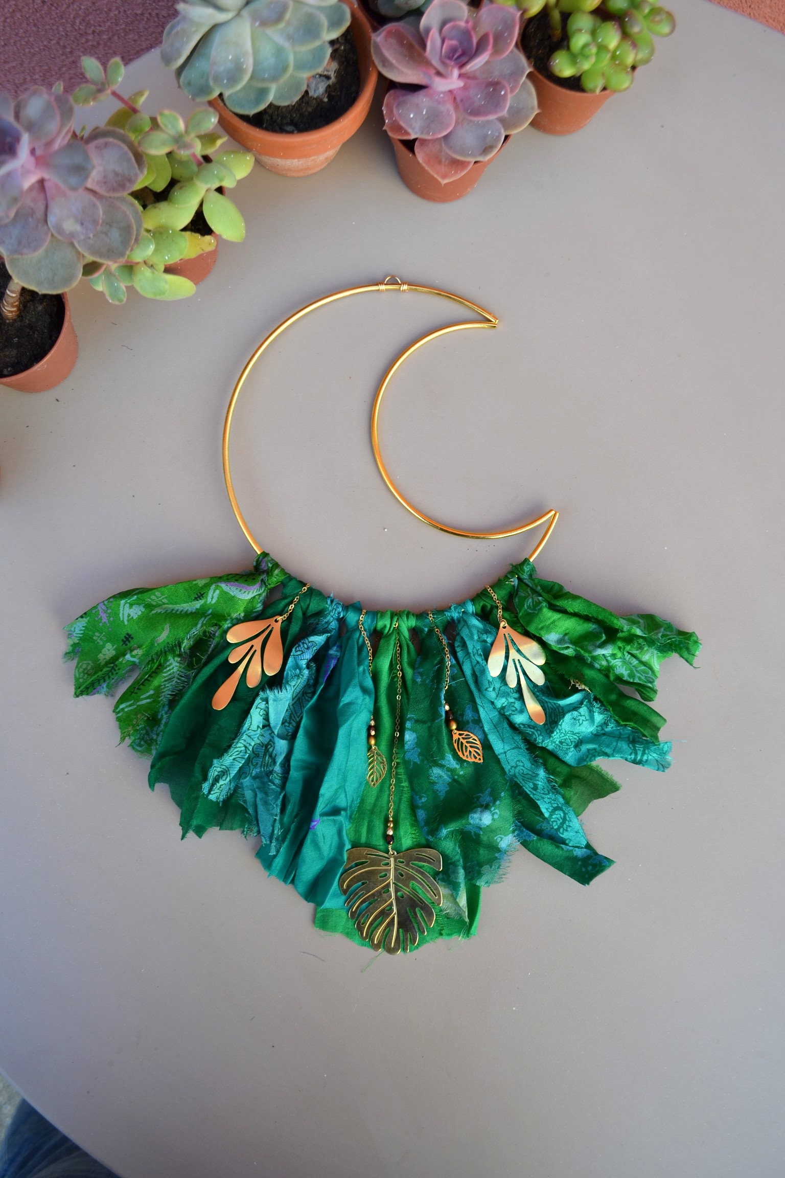 Mur de Lune Nature Accrochant. Boho Home Décor. Tassels Vintage Silk Sari. Mur Vert Amoureux La Natu