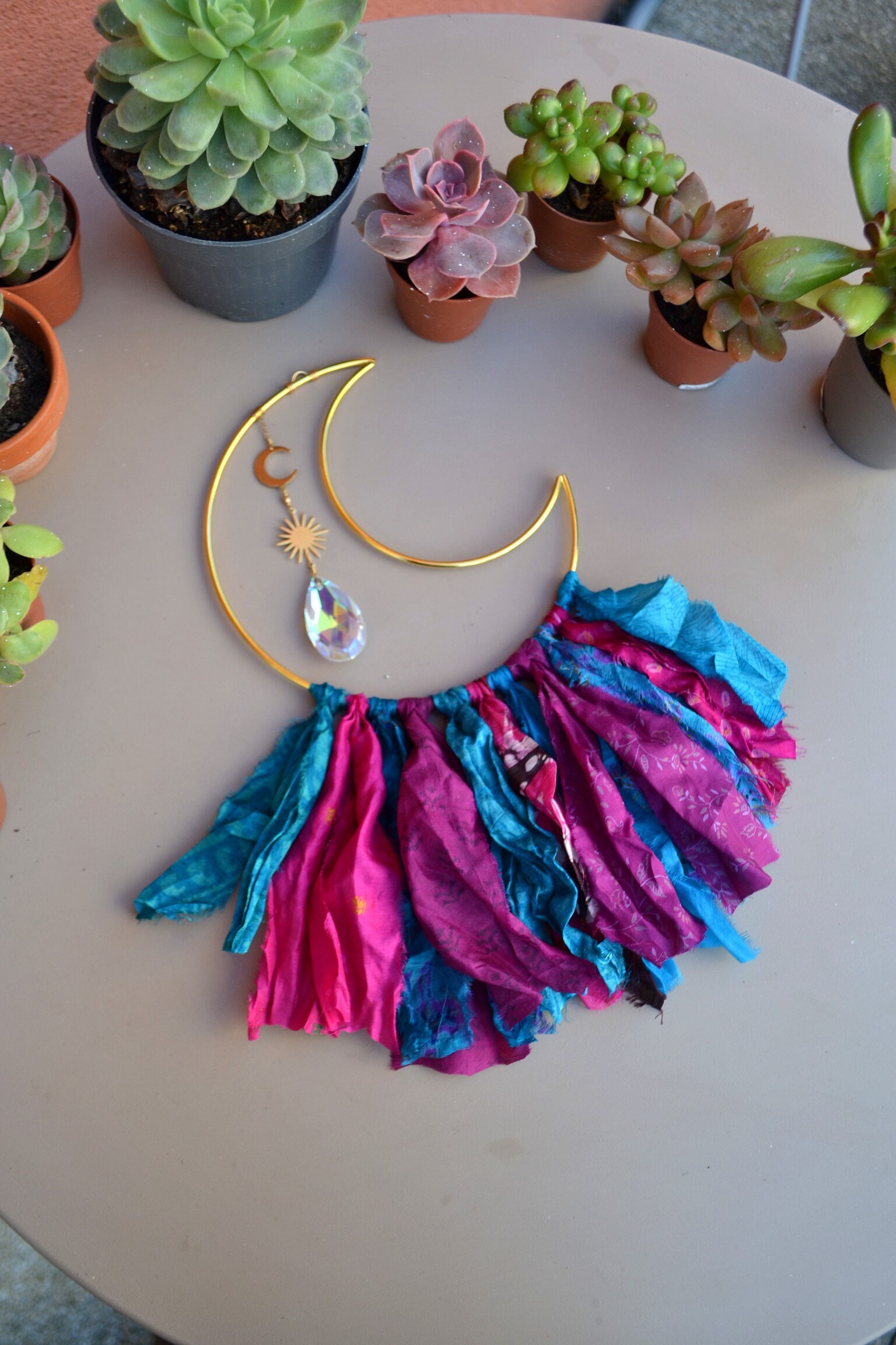 Boho Moon Wall Hanging. Boho Home Décor. Tassels Vintage Silk Sari. Rose et Bleu. Décor Lunaire. Sty