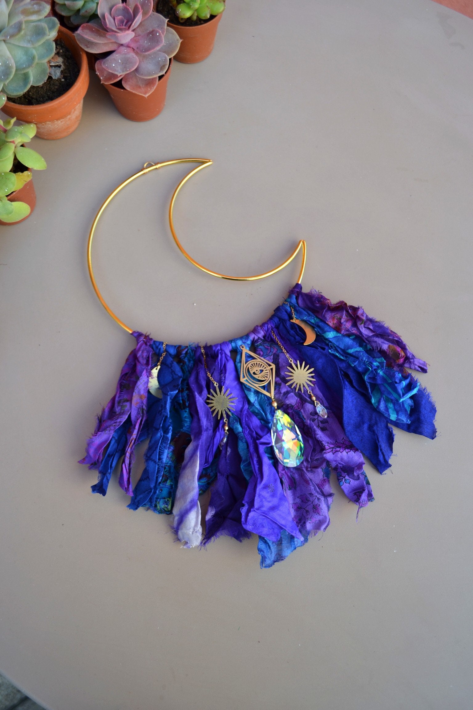 Mystic Moon Wall Suspendu. Boho Home Décor. Tassels Vintage Silk Sari. Violet et Bleu. Décor Lunaire