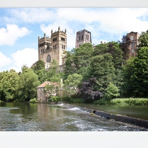 Carte de voeux de la cathédrale de Durham et des rives du fleuve. Photographie estivale de la rivière Wear