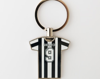 NUFC Shearer No. 9 Metal T-Shirt Keyring. Newcastle United FC strip inspired T-shirt keyring. Alan Shearer.