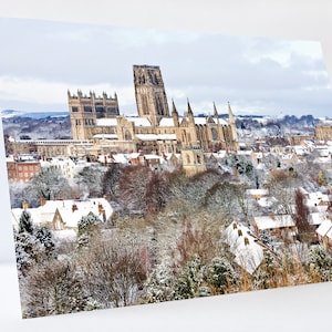Cartão de Natal da Catedral de Durham e Castelo na Neve. Cartão tamanho A5 com uma fotografia da Catedral na neve.