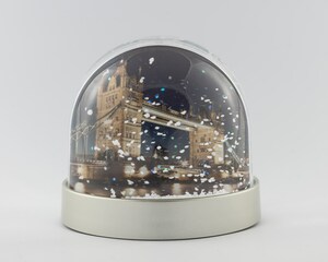 Boule à Neige Petit Format – Souvenir De Londres Avec Bus Rouge, Plastique Et Paillettes