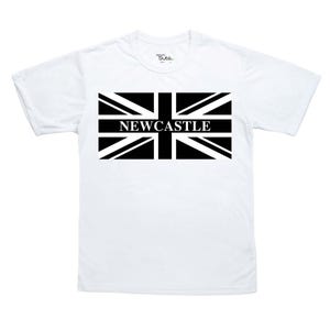 Op de afbeelding: Wit T-shirt met een zwart-wit grafisch ontwerp. Het ontwerp toont de Union Jack-vlag met het woord "NEWCASTLE" in een vetgedrukte letter in het midden. Het T-shirt is gemaakt van zacht materiaal.