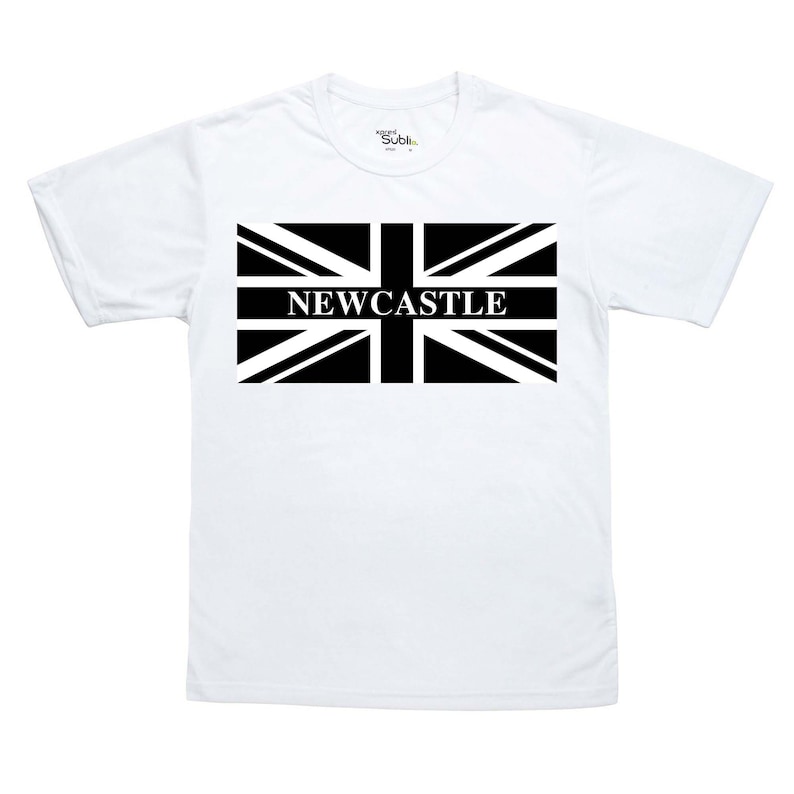 Op de afbeelding: Wit T-shirt met een zwart-wit grafisch ontwerp. Het ontwerp toont de Union Jack-vlag met het woord "NEWCASTLE" in een vetgedrukte letter in het midden. Het T-shirt is gemaakt van zacht materiaal.