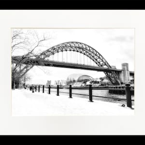 Impresión del muelle nevado de Newcastle, puente Tyne, impresión montada en blanco y negro