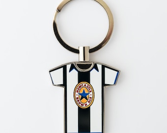 NUFC Metal T-Shirt Keyring Brown Ale Shirt. Newcastle United strip inspired T-shirt keyring.