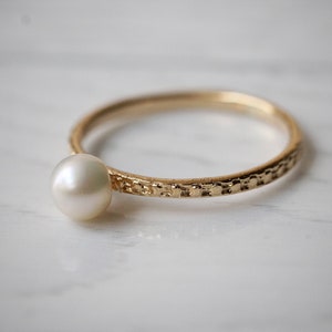 ミニマリスト 14K ゴールドフィルド淡水パール リング\繊細なゴールド パール リング\スタッキング パール リング\淡水パールの繊細なリング。
