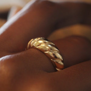 Anello croissant riempito in oro 14k\Anello grosso d'oro\Anello a cupola delicata\Anello dorato minimalista\Anello vintage.