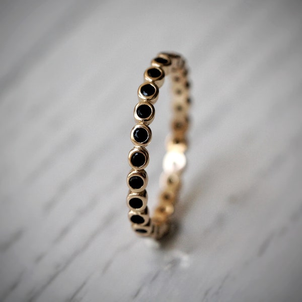 Bague d'éternité en or 14 carats avec zircons noirs \ bague à empiler \ bague délicate en onyx noir \ bague en or avec pierres noires \ bague rétro.