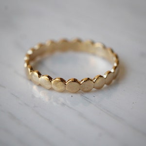 フラット サークル バンド リング\14k ゴールド フィルド バンド リング\繊細なゴールド スタッキング リング\フラット ドット リング\ボヘミアン ゴールド リング\幾何学的なサークル リング。
