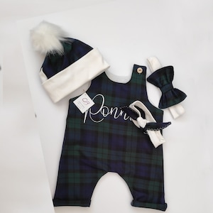 Gepersonaliseerde romper of outfit voor baby met Schotse ruitprint 'Blackwatch'. Perfect cadeau verkrijgbaar met geschenkdoos en knuffel