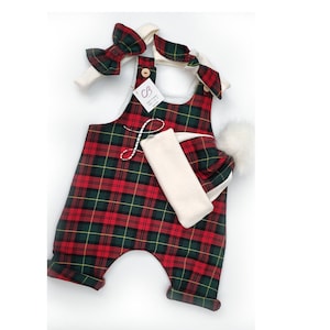 Personalisierter roter &#39;Irischer&#39; Tartan Druck Strampler oder Outfit für Babys. Perfektes Geschenk mit Geschenkbox und Plüschtier erhältlich