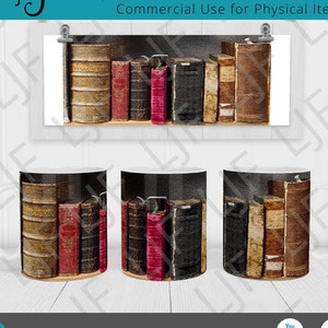 Op de afbeelding: Een sublimatieontwerp met een boekenkast vol vintage, in leer gebonden boeken. De boeken zijn in een rij op een houten plank gerangschikt. Het ontwerp is perfect voor het maken van mokken, t-shirts en andere gepersonaliseerde items.